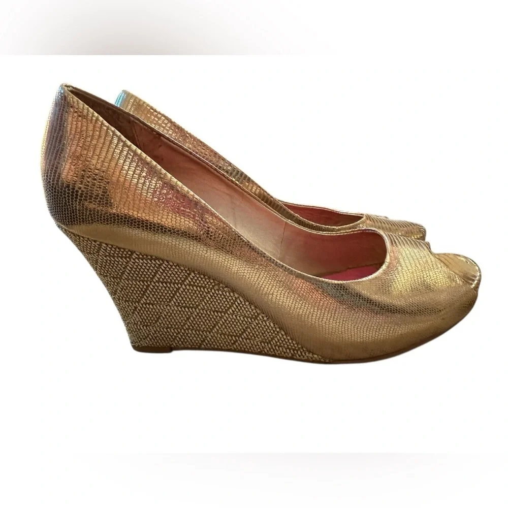 Lilly Pulitzer Gold Metallic Wedge Peep Toe Heels Size 8.5 – Resort Chic